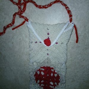 HeHeklet “granny square” veske med heklet knapp og reim.Beige med rødt og hvitt.